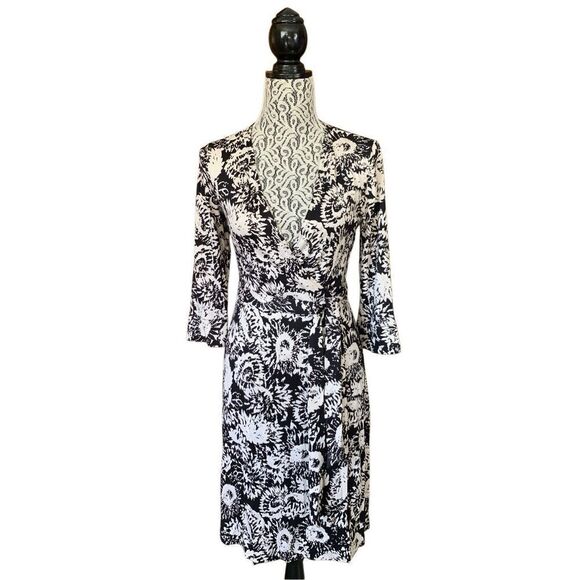 Diane Von Furstenberg Julian Silk Jersey Wrap Dress Black, White Size 6 - Picture 2 of 12